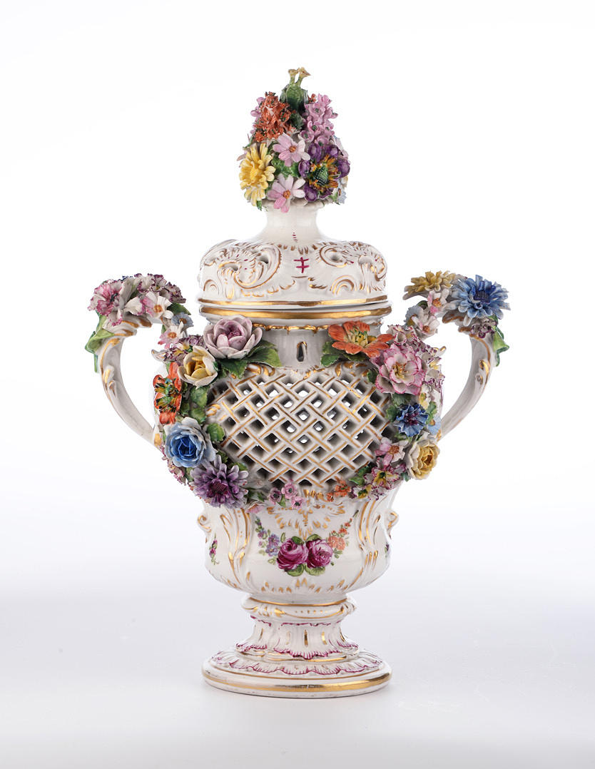 AMPHORVAS. Lock med hantering, rik plastblomma trim, perforerad vägg.