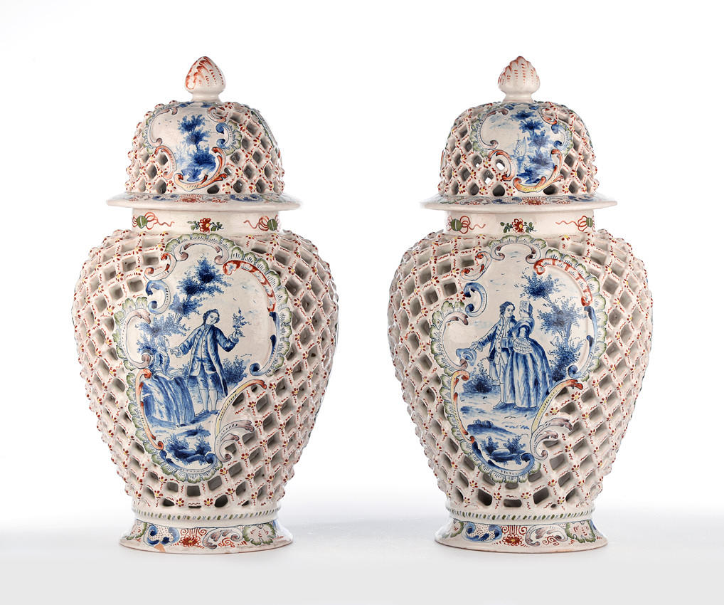 VAS. 2 styck, med lock. Keramiska golv Brand AR ligerad polykrom målade.