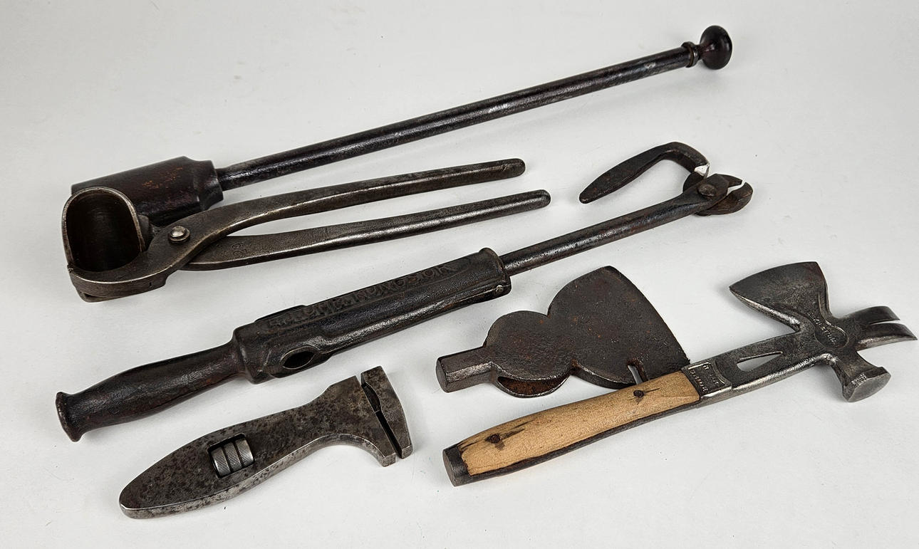Un conjunto de 6 herramientas del siglo XX.