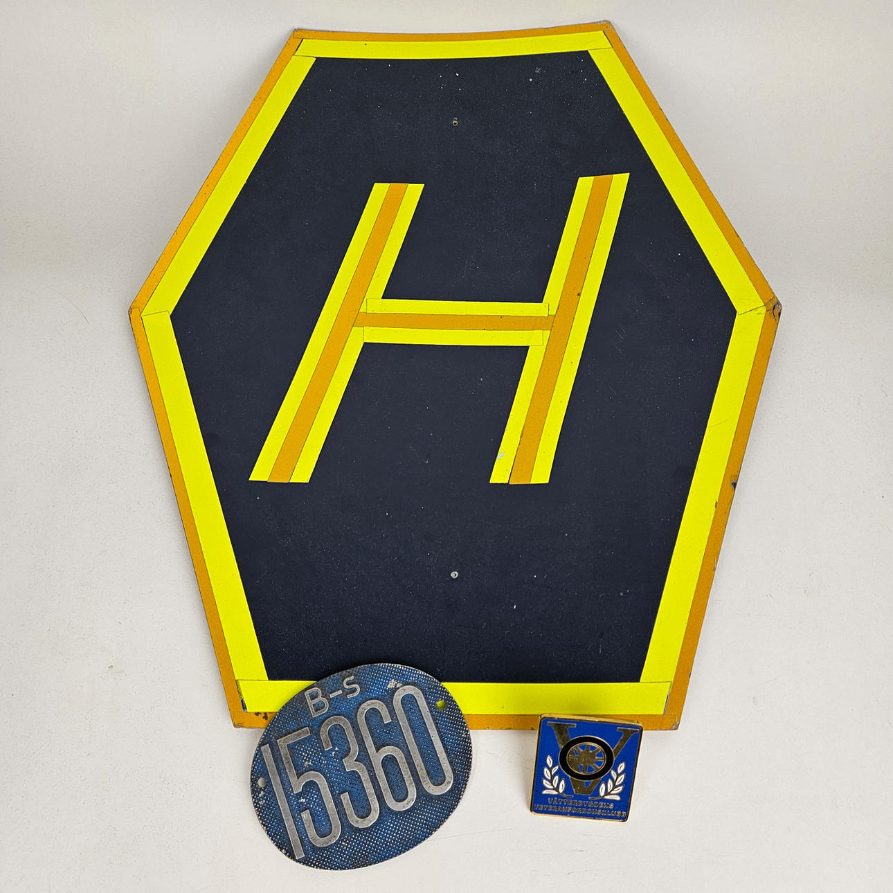 SKYLTAR, 2 st, metall och SKYLT, "Högertrafik".