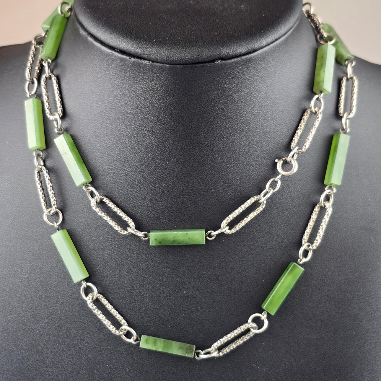 SILBERKETTE MIT NEPHRIT-JADE - CHINA.