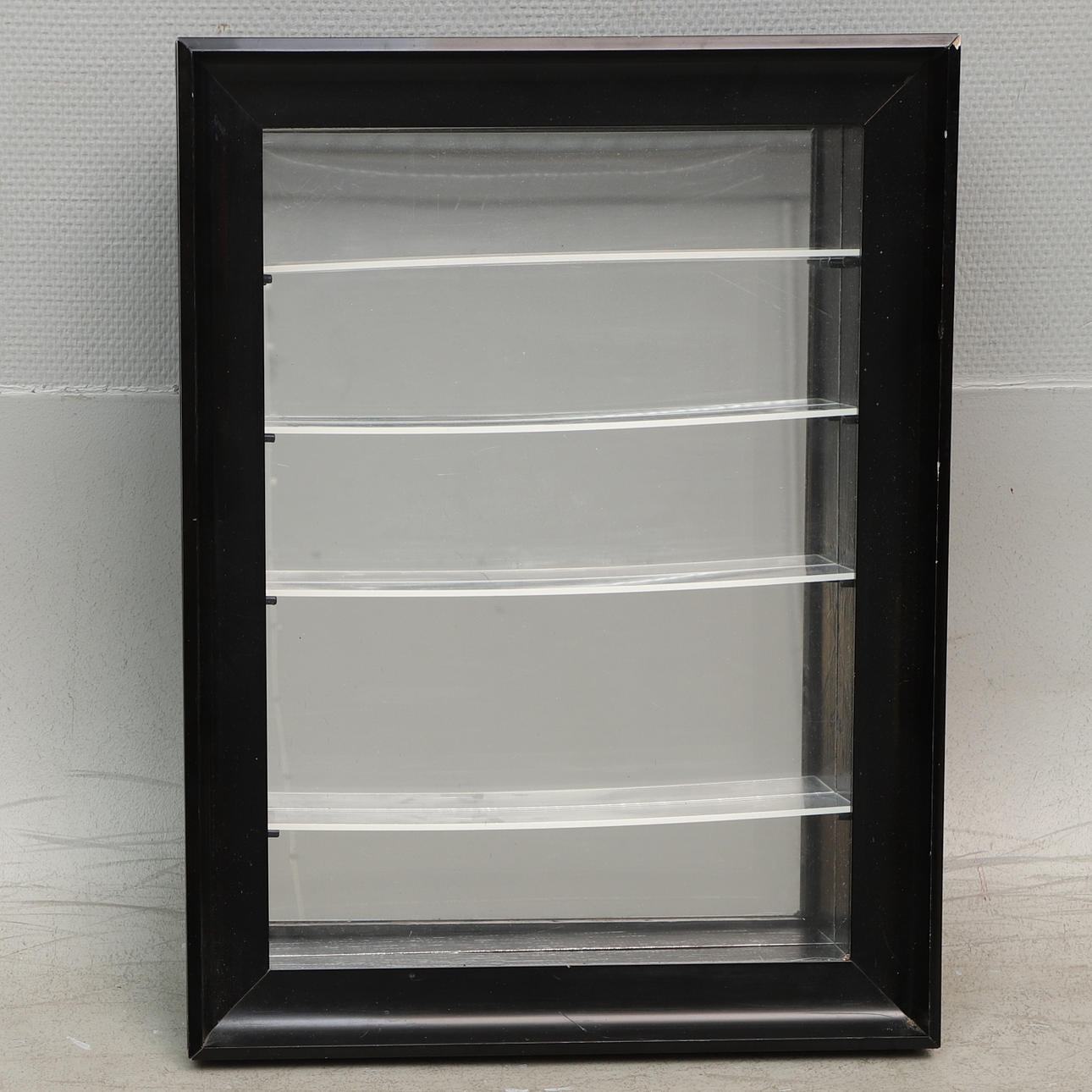 VITRINESKAB, væghængt, træ & plexiglas.