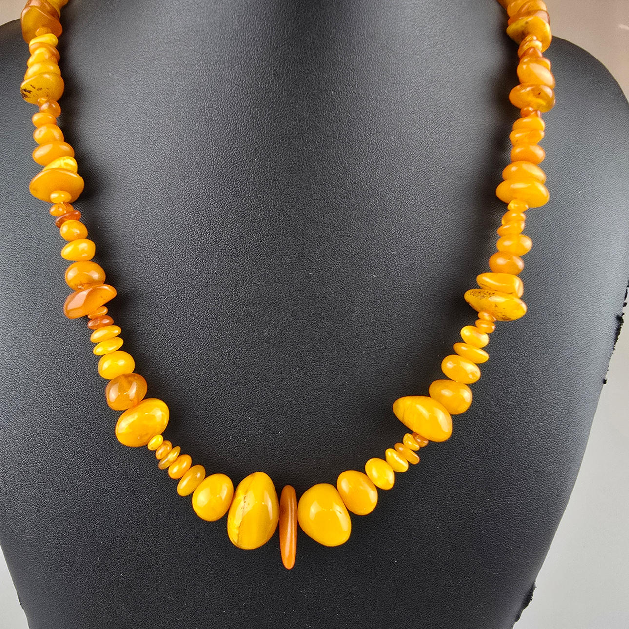 “Butterscotch” amber necklace, chain length approx. 75 cm.
