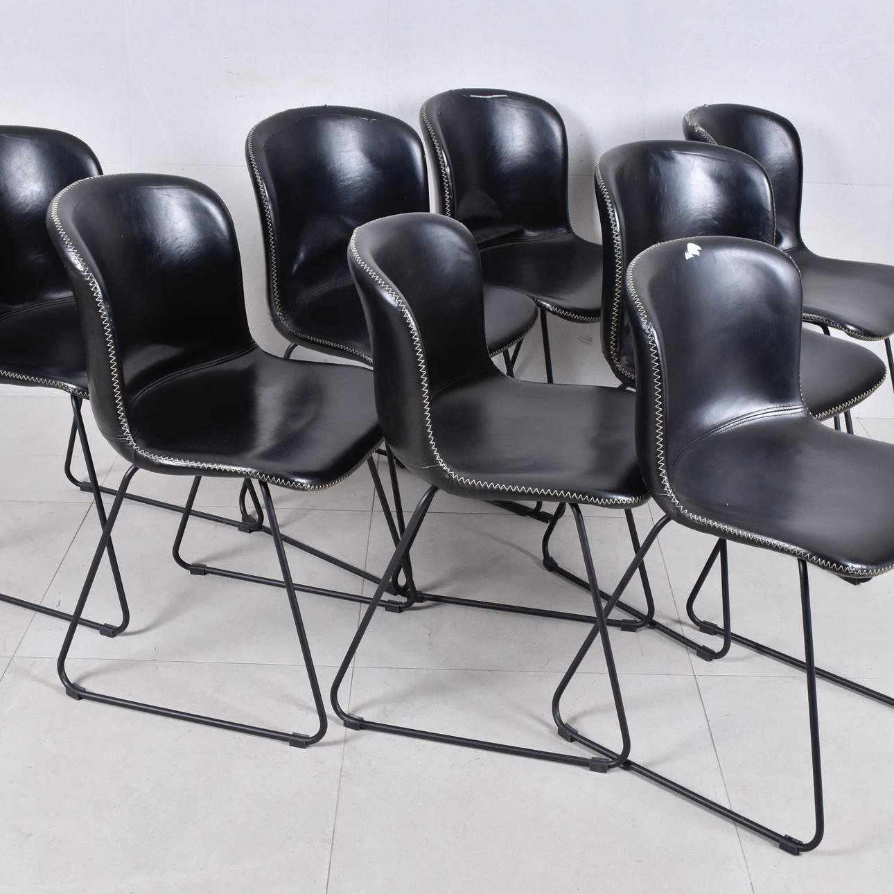 STÜHLE, 8 Stück, zeitgenössisch.