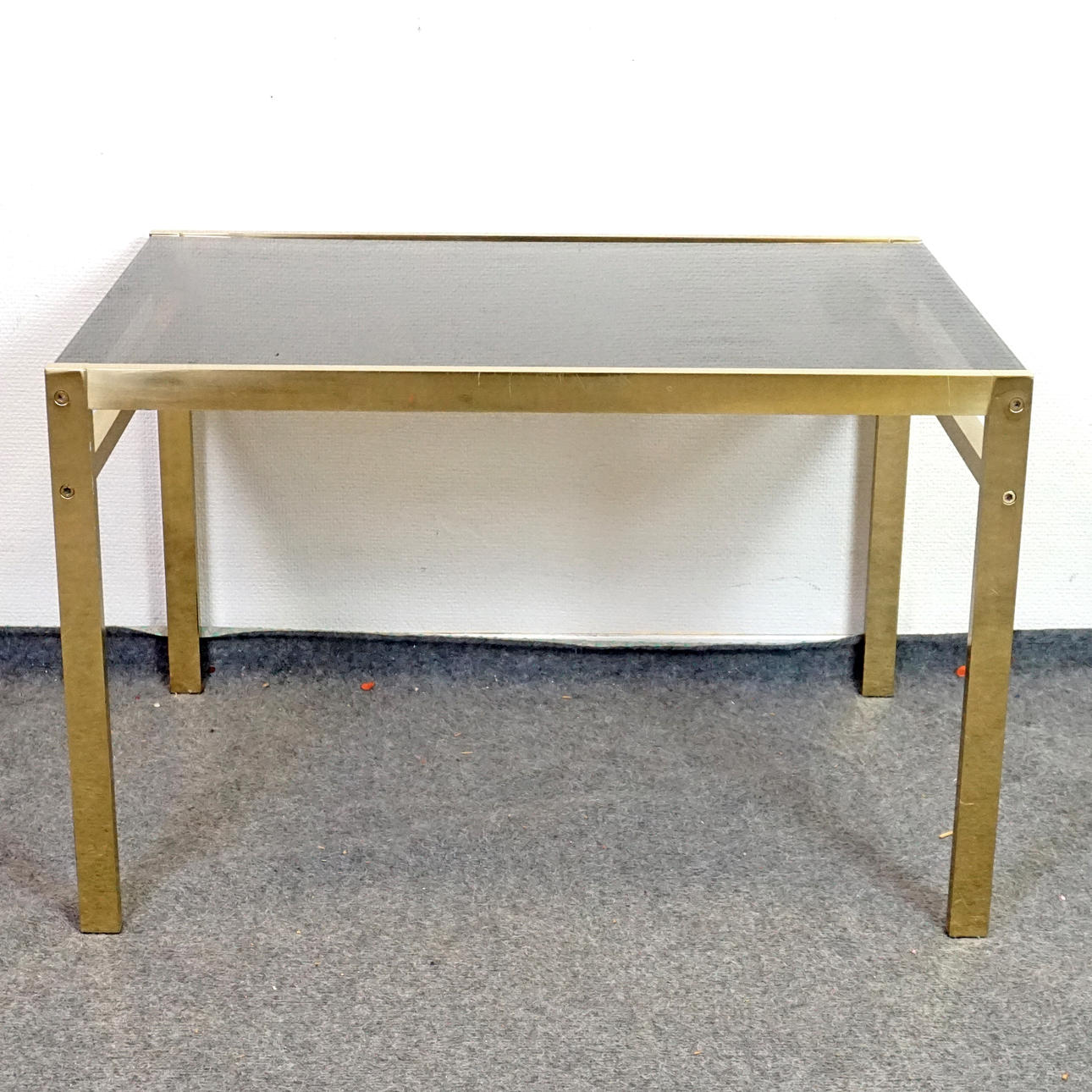 SIDEBORD, messing med røgfarvet glasplade, 1970'erne.