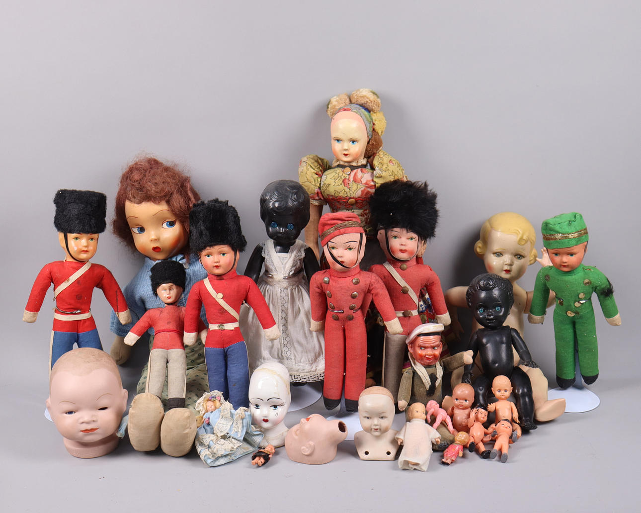 DOCKOR, diverse dockor och dockdelar.