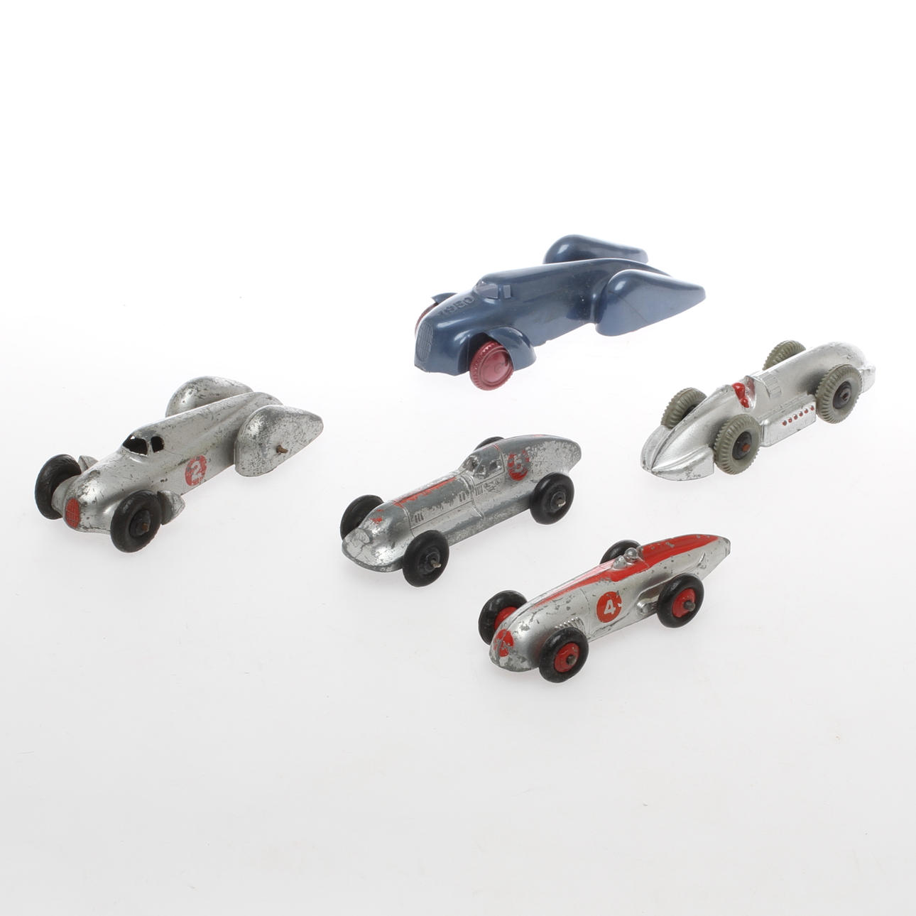 DINKY TOYS 4 stycken äldre racerbilar och en svensk i plast.
