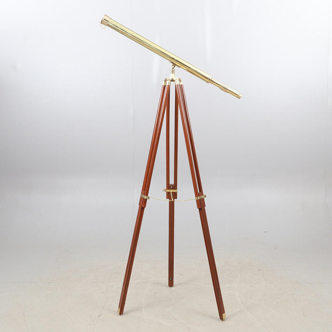 TELESKOP auf Stativ. Messing, Holz, zeitgenössisch.
