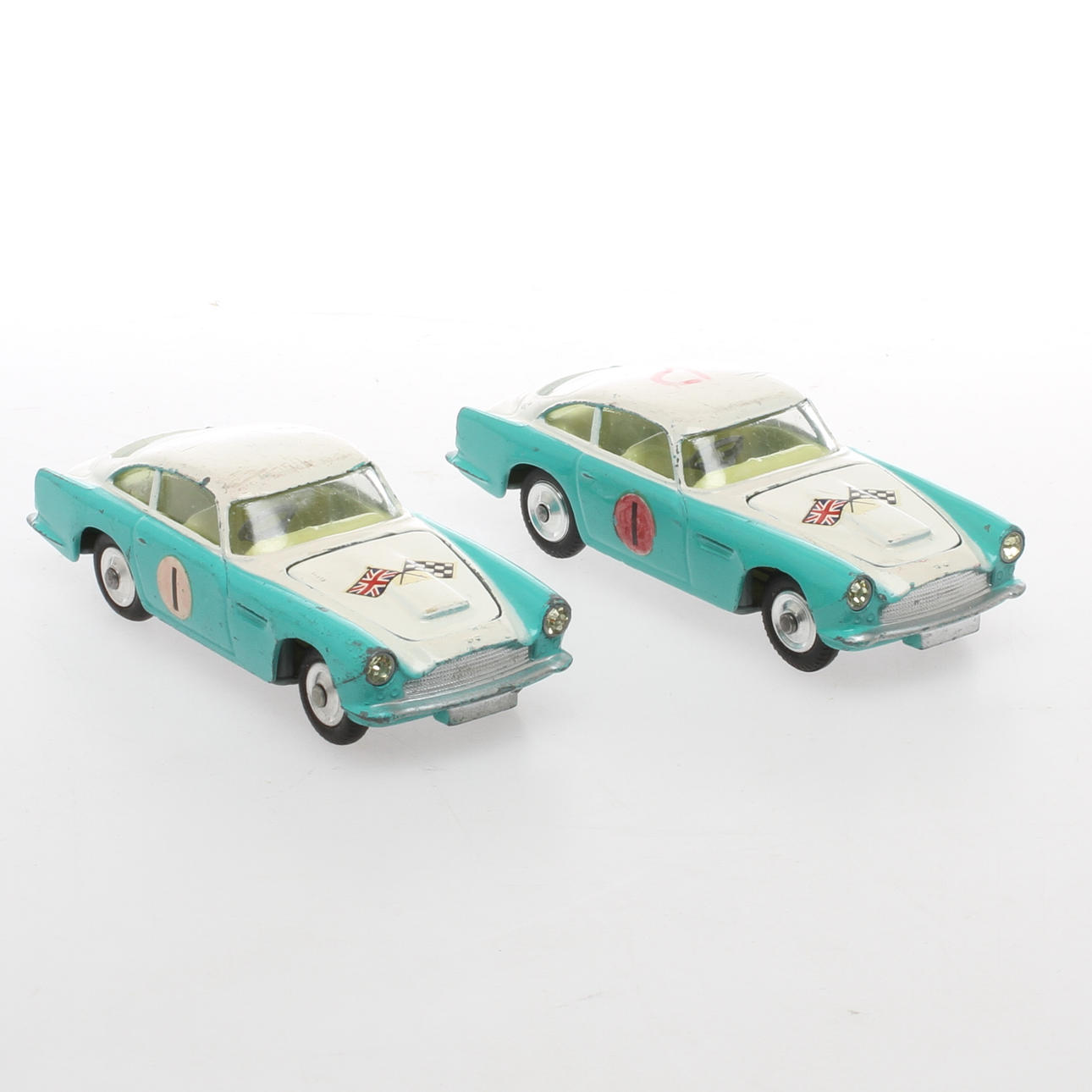 CORGI 2 stycken grön/vita ASTON MARTIN 007 Rally.