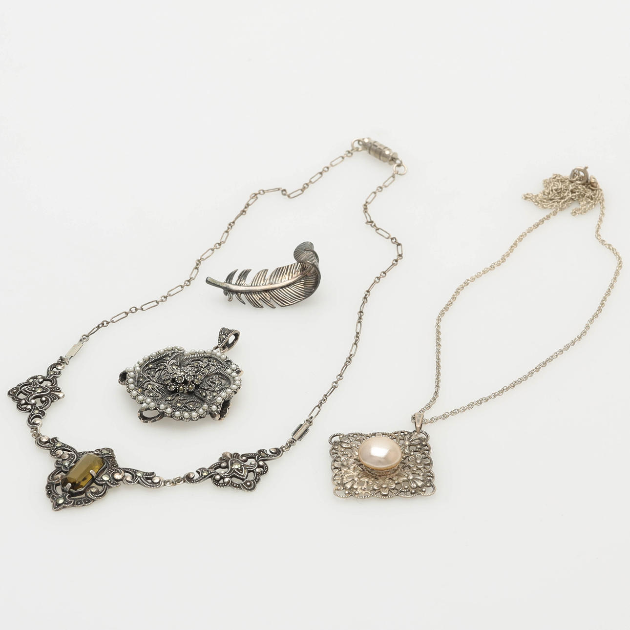 SAMLING ÄLDRE SMYCKEN, 4 delar, silver, markasiter.