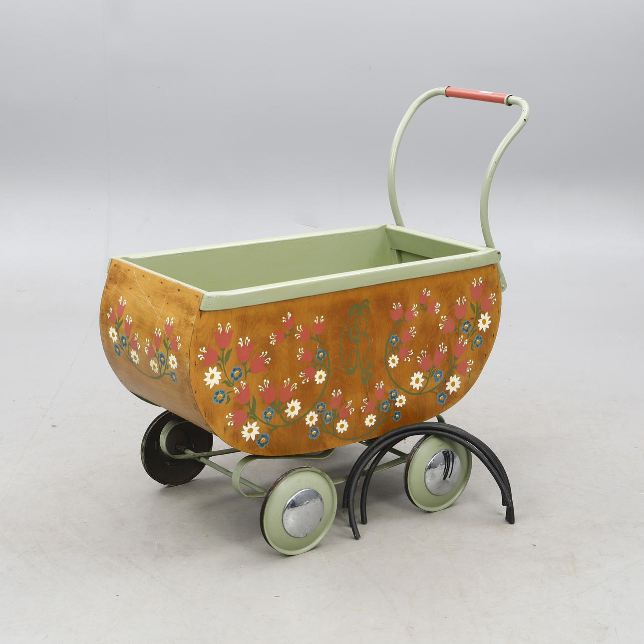 Ein bemalter hölzerner Kinderwagen, 1940-50er Jahre.