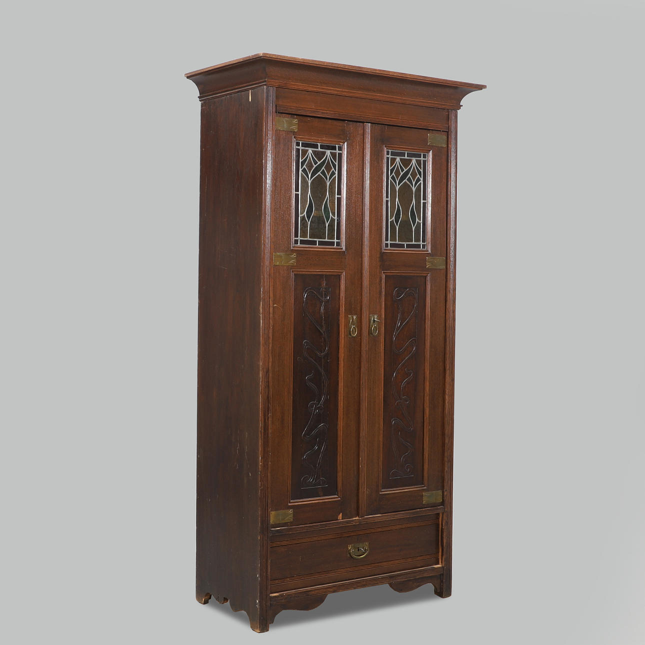 Ein Jugendstilschrank, erste Hälfte des 20. Jahrhunderts.