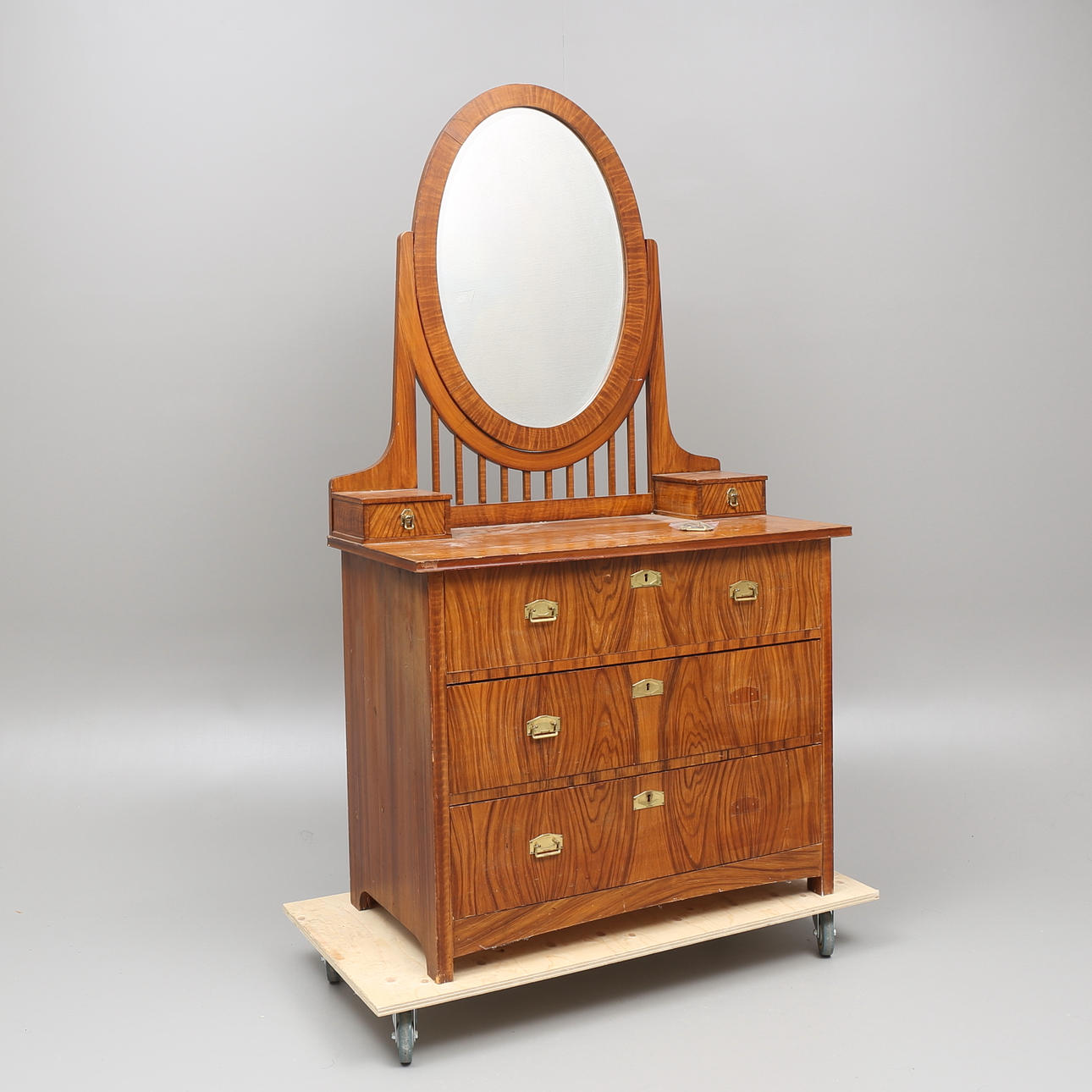 SPEGELBYRÅ, ådringsmålad, tidigt 1900-tal.