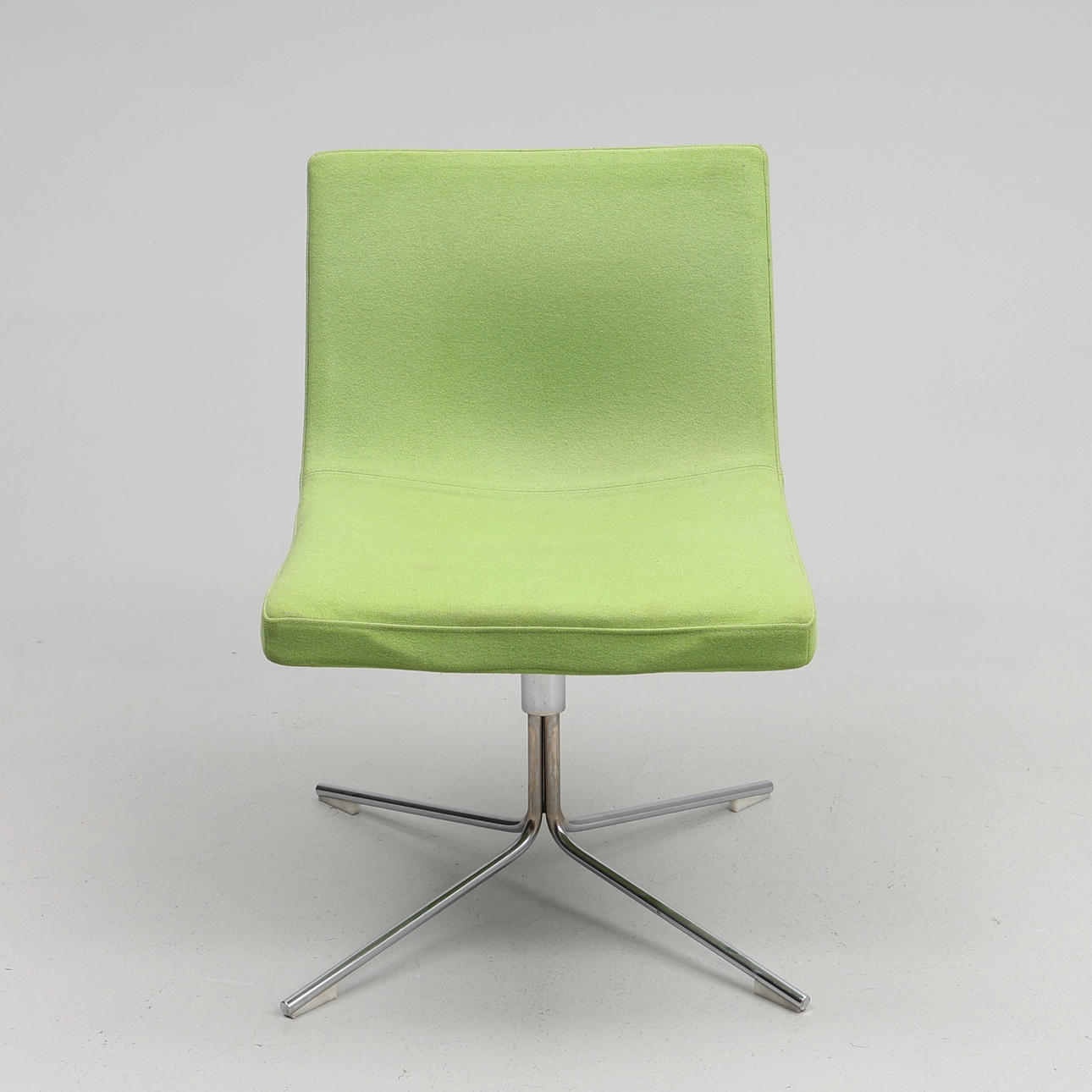 STOL. Tyg, metallfot, snurrbar.