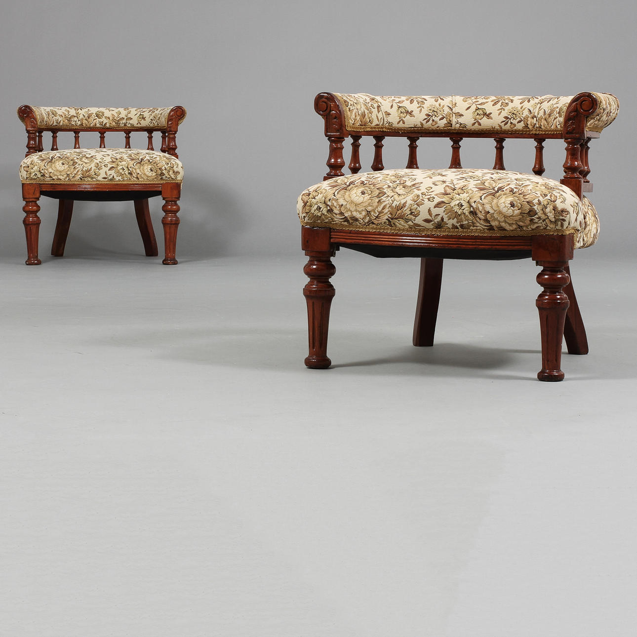 KARMFÅTÖLER, ett par, nyrenässans, 1800/1900-tal.