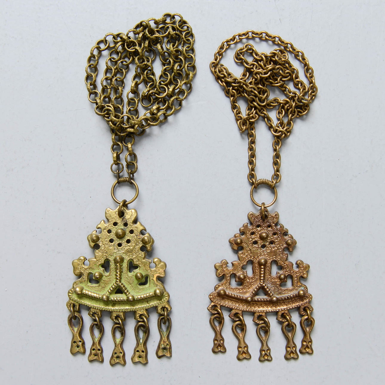 2 pronssiriipusta, Kalevala Koru, Suomi.