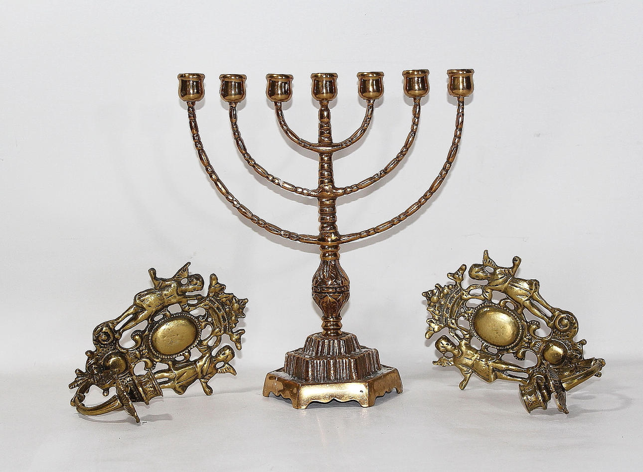 LJUSSTAKAR, ett par, vägglampetter Kalmar brons, en altarstake malm.