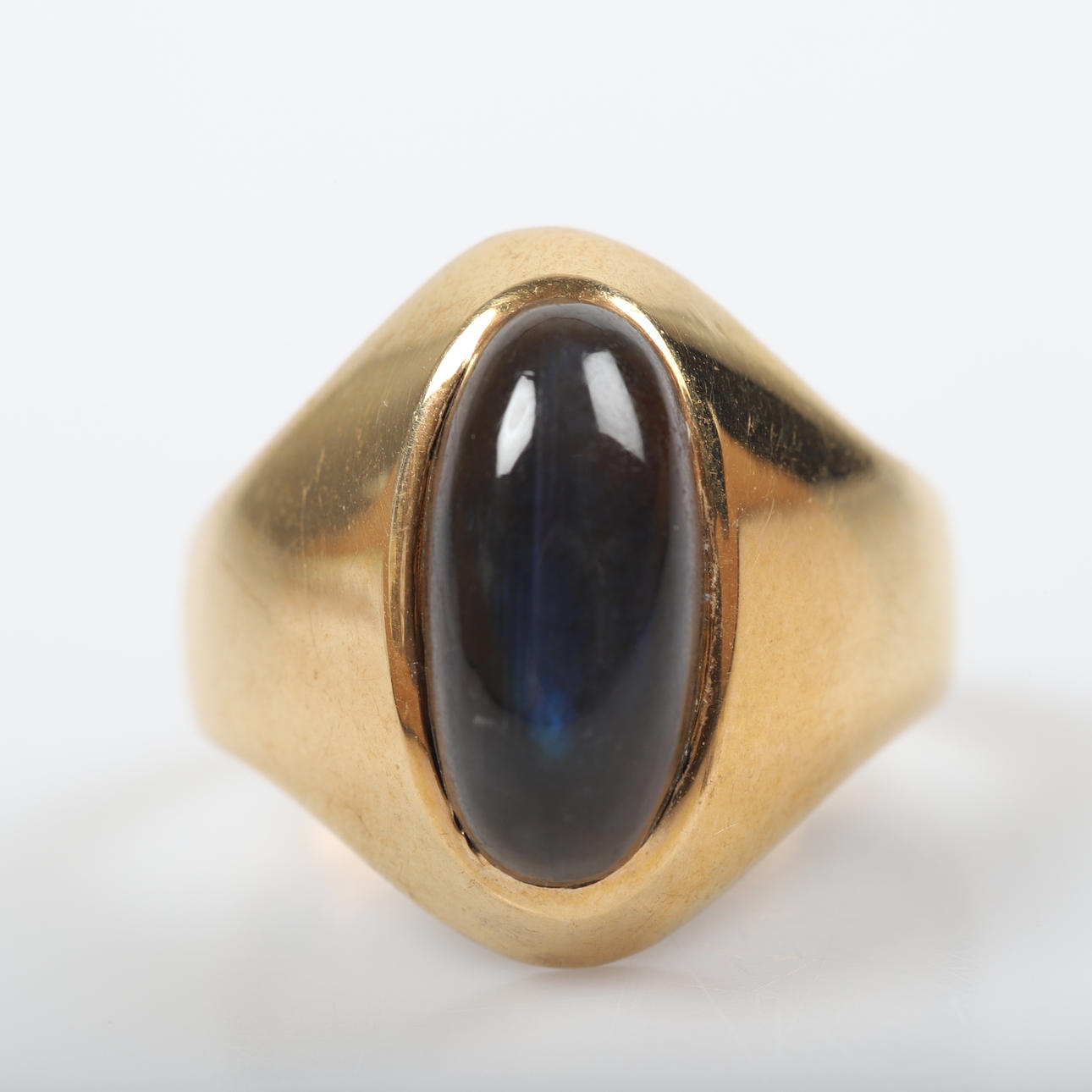 RING, 18 K Gold mit Stein im Cabochon-Schliff.