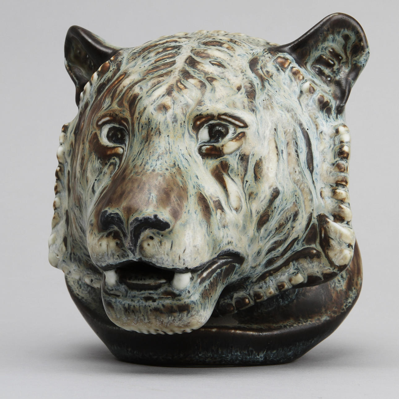 GUNNAR NYLUND. Figurin, tiger, stengods, Rörstrand.