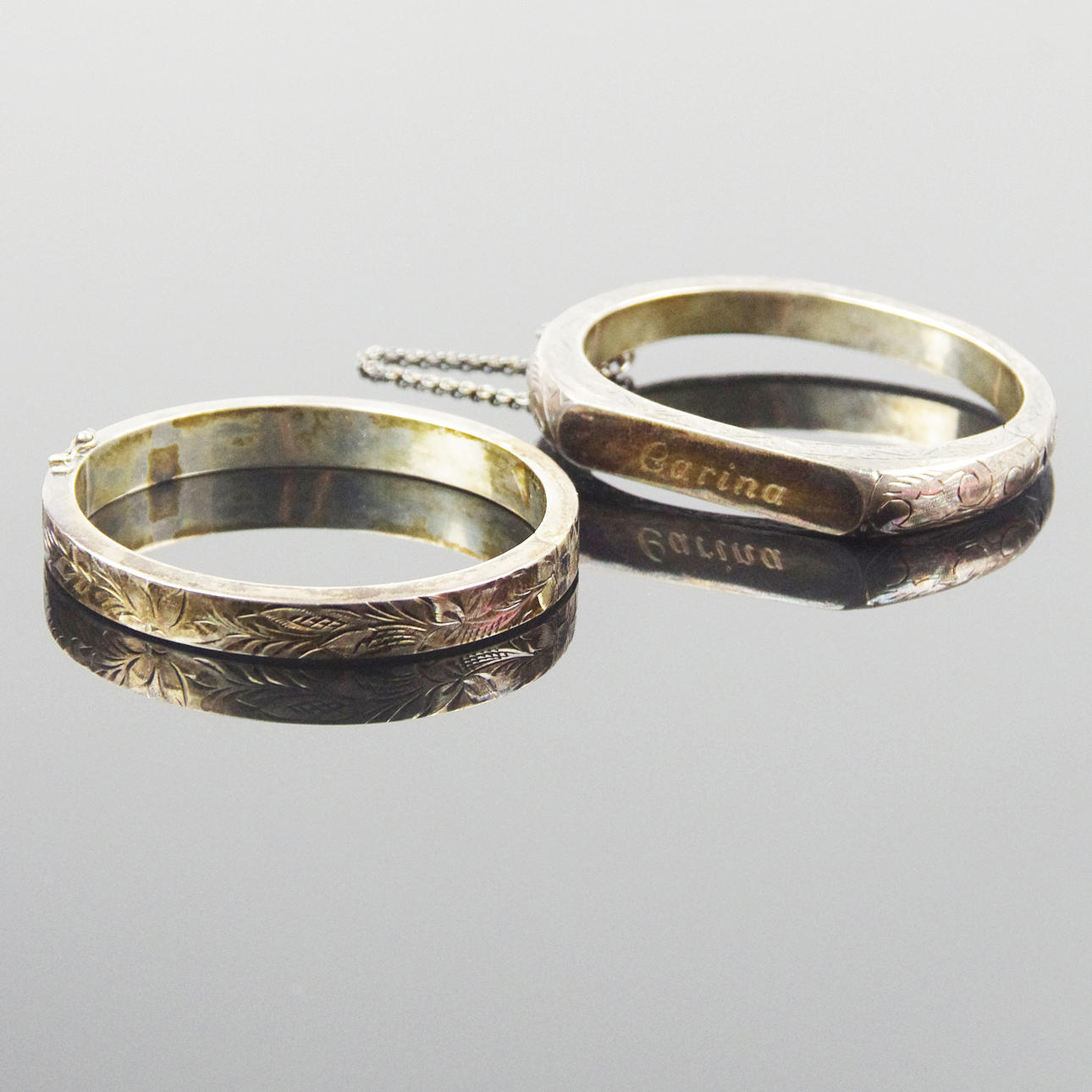 ARMBAND, 2 stycken, stela, silver.