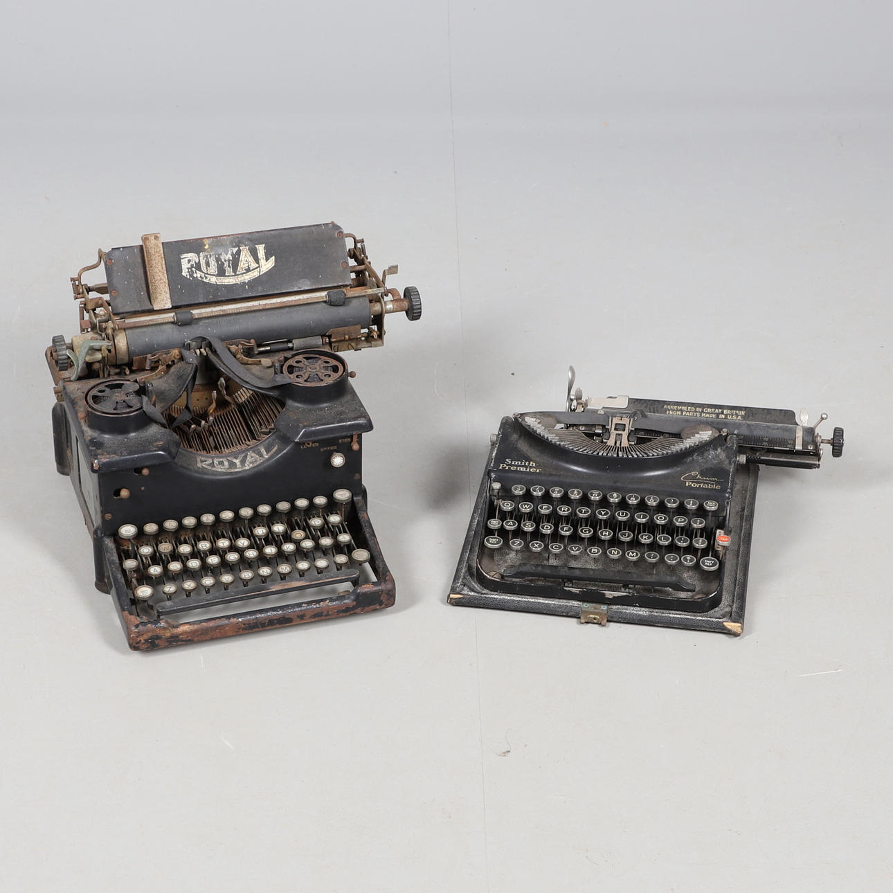 DOS MÁQUINAS DE ESCRIBIR ANTIGUAS.