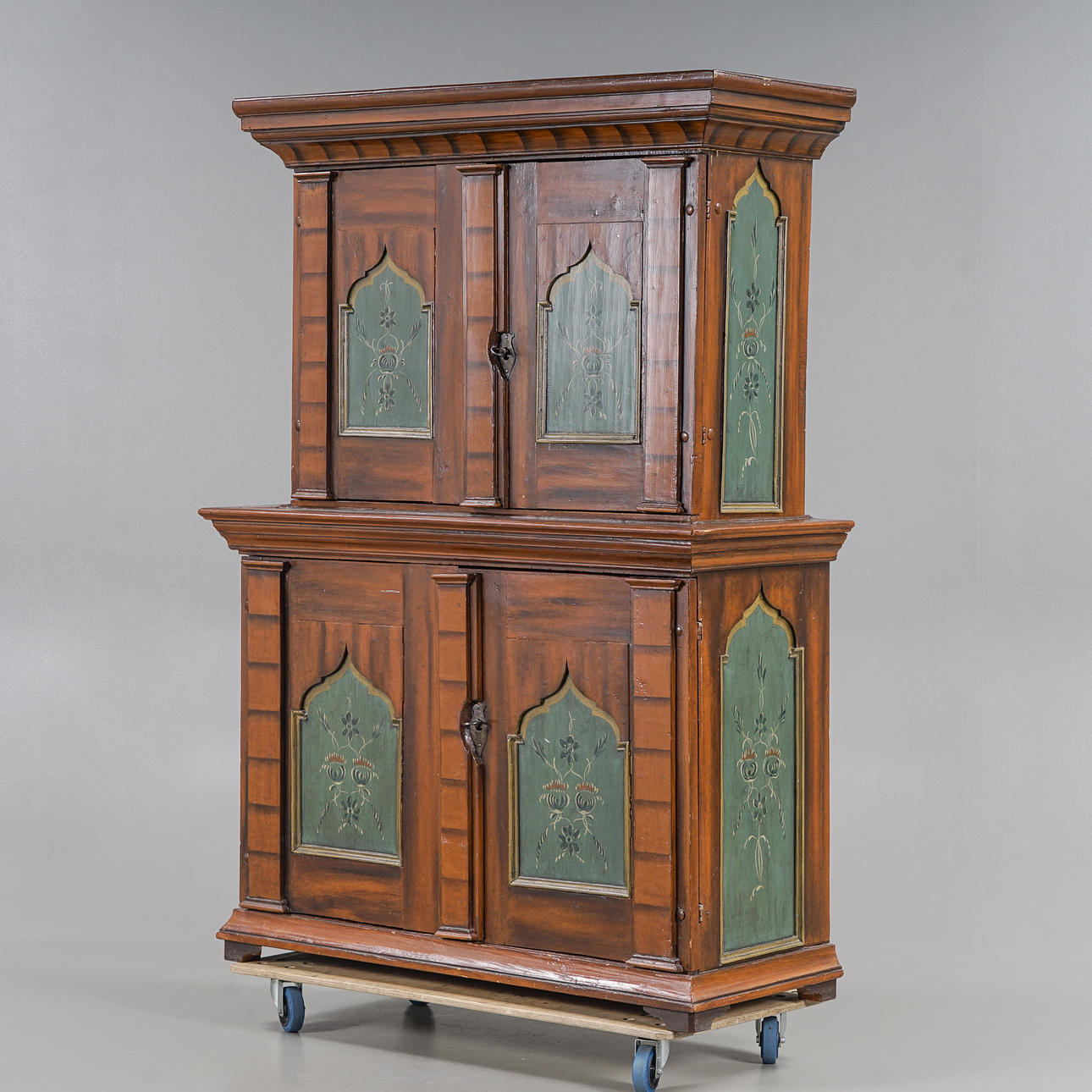 ALLMOGE SPISESKAB, 1600-/19. århundrede.