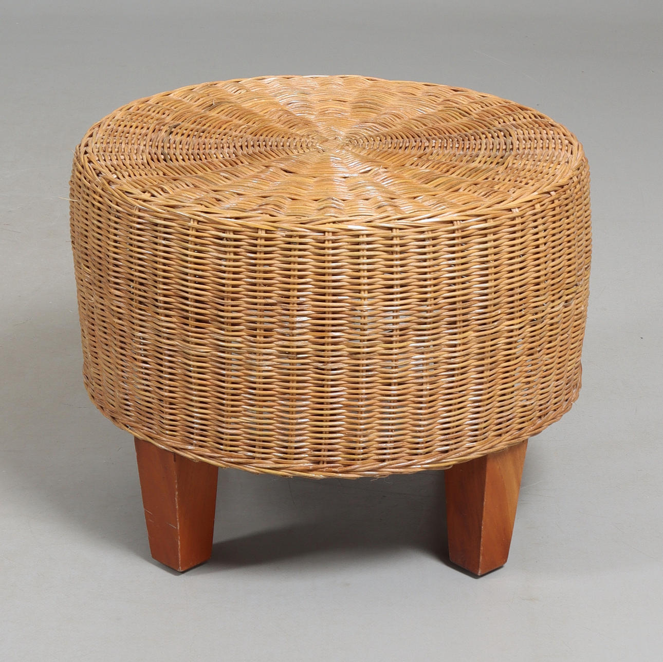 Un taburete de ratán, Ikea, años 90.