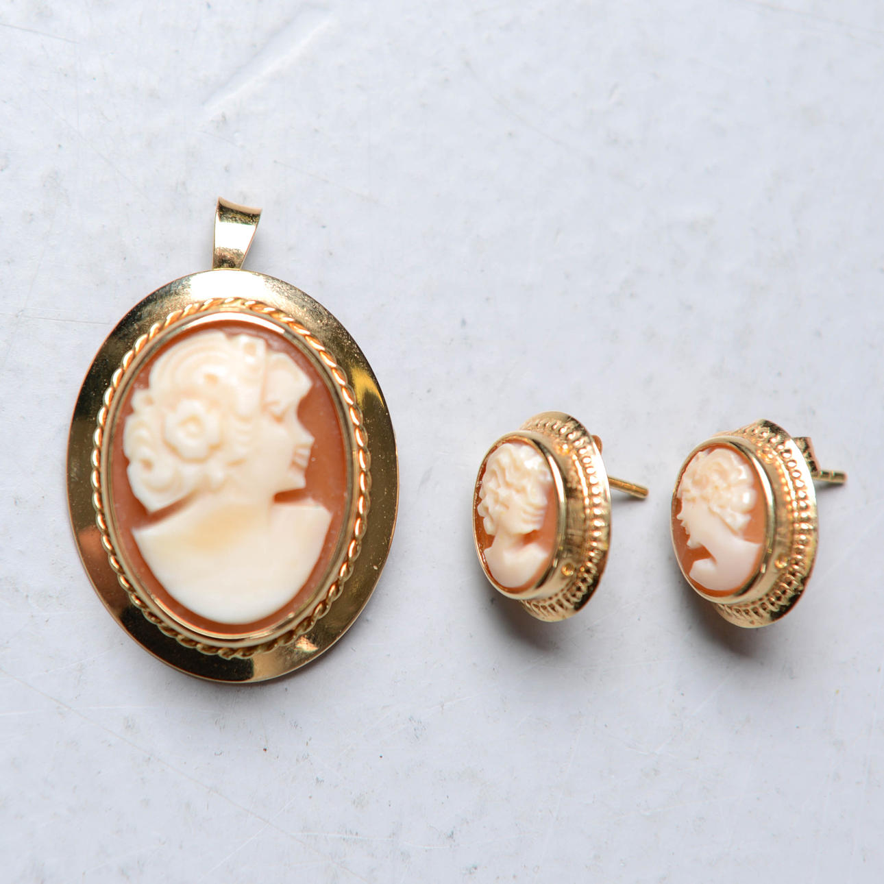 COLGANTE Y PENDIENTES CAMÈS, oro de 18 quilates.