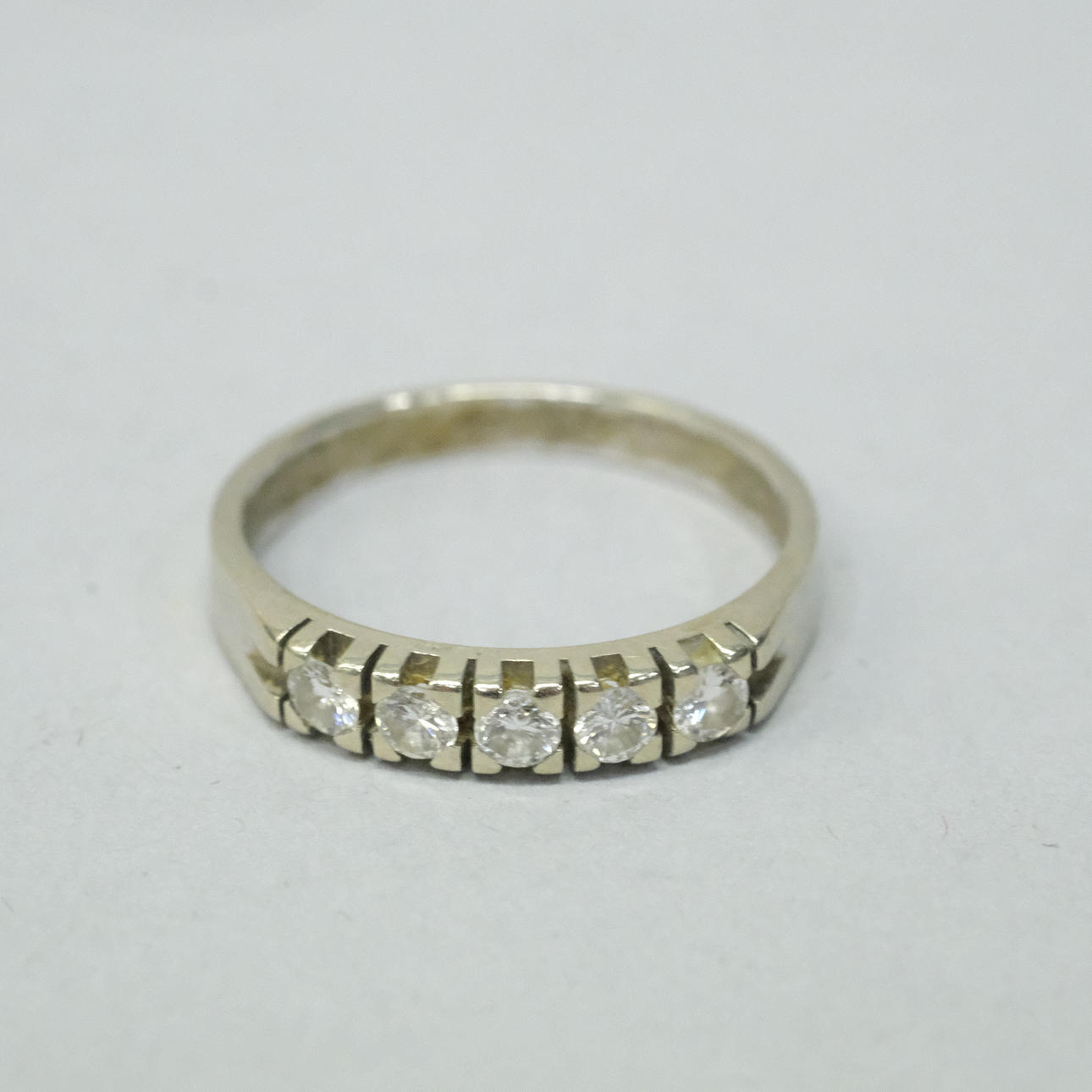 ALLIANCE RING MIT DIAMANTEN, 18 KARAT WEISSGOLD.