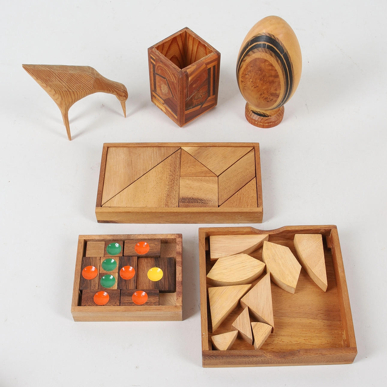 OBJETOS DE MADERA, 6 piezas, incluidos rompecabezas.