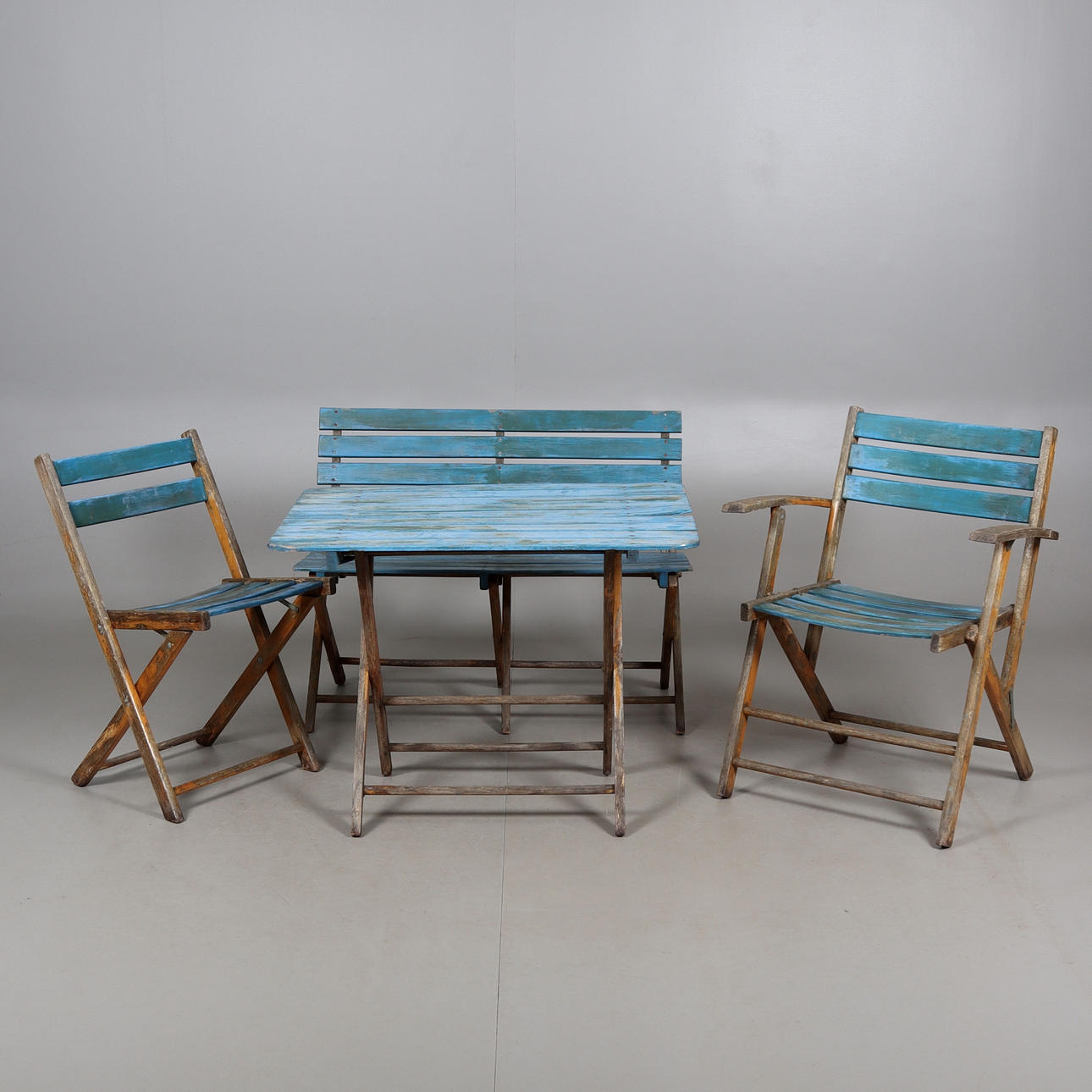 TRÄDGÅRDSGRUPP, 4 delar, trä, 1900-tal.