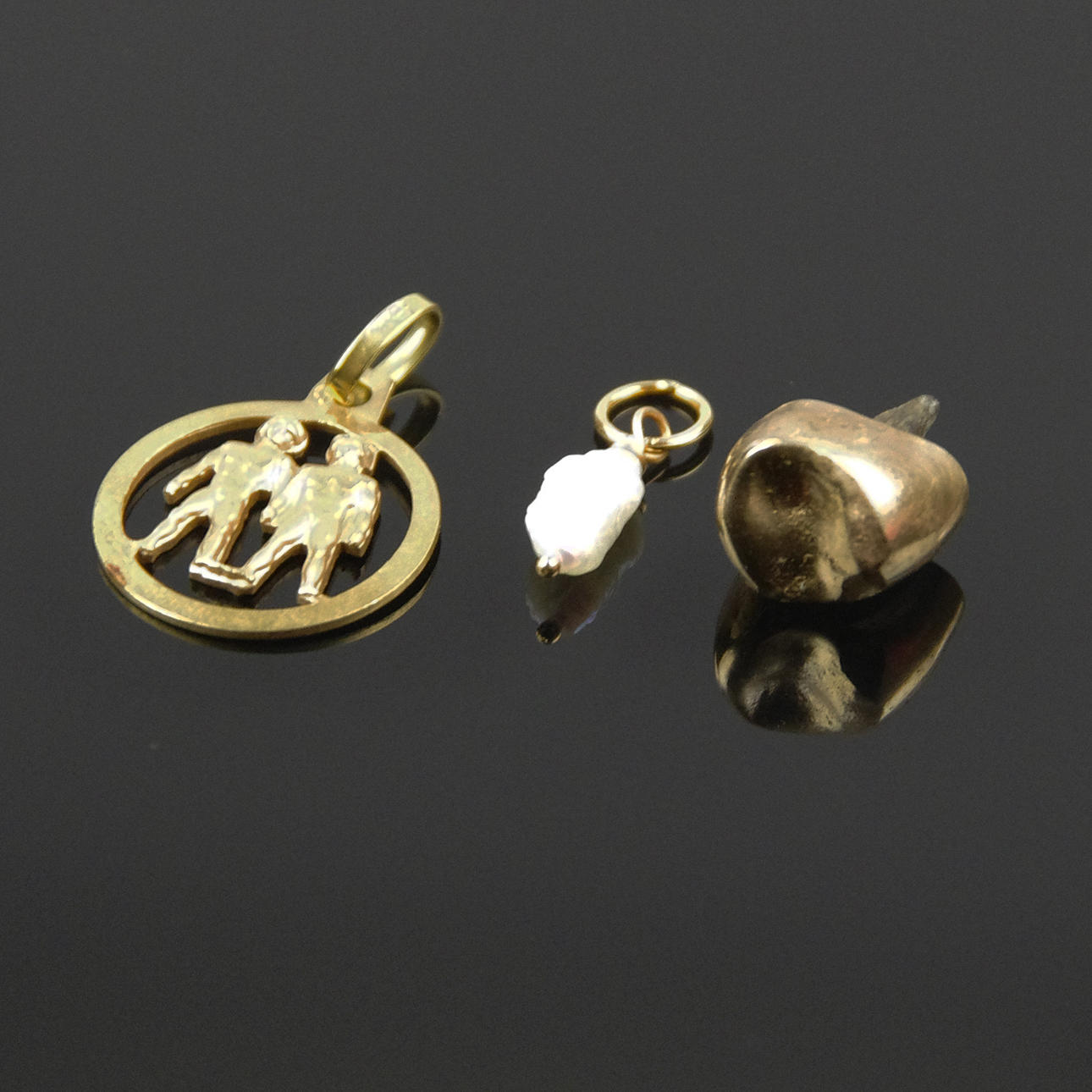 HÄNGEN SAMT TANDGULD, 18 K guld.