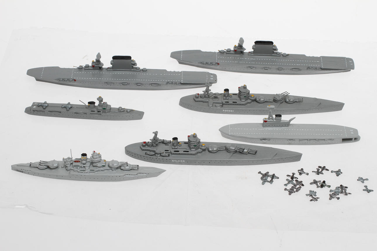 FARTYGSMODELLER PILOT/WIKING Krigsfartyg , 7stycken och cirka 20 flygplan.