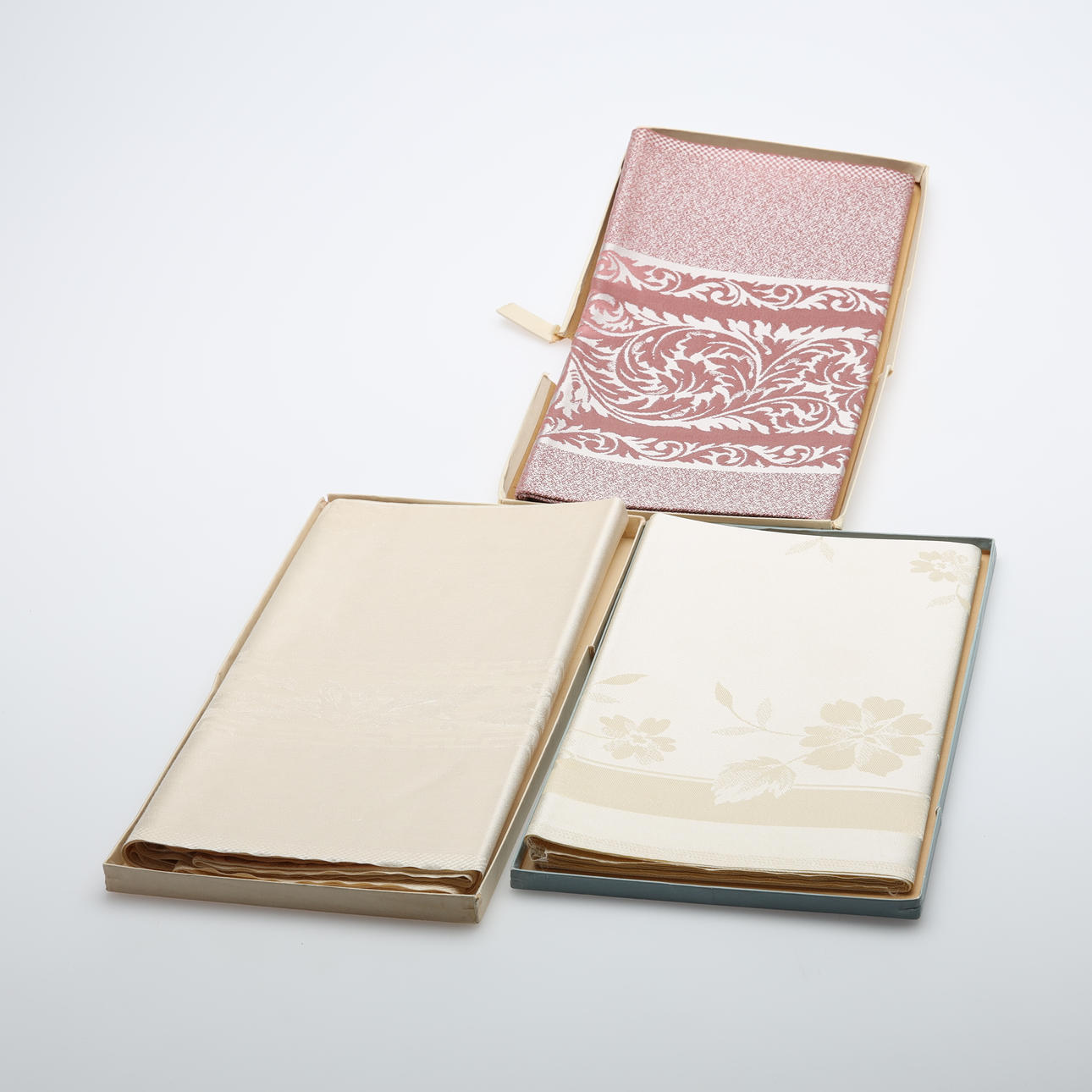 TISCHDECKEN, 3 Stück, Dalsjöfors, Holma und Kävlinge.