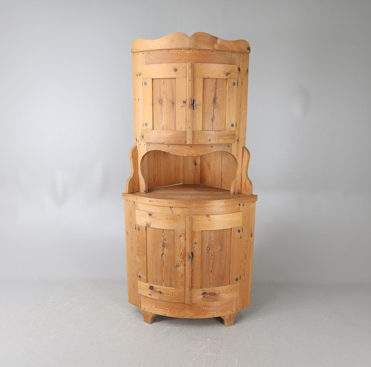 HÖRNSKÅP, 18/1900-tal.