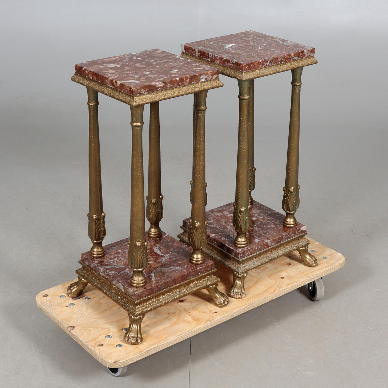 To piedestaler, med stenplade, 20. århundrede.