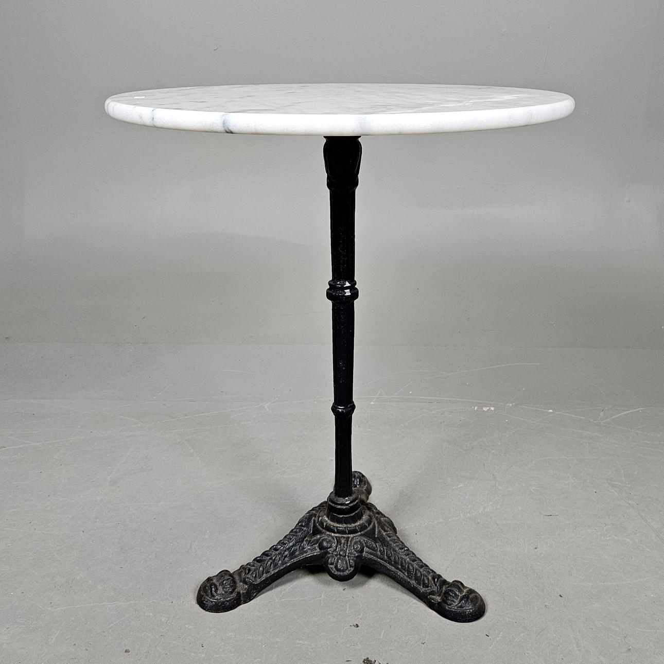 Una mesa de café del siglo XX.