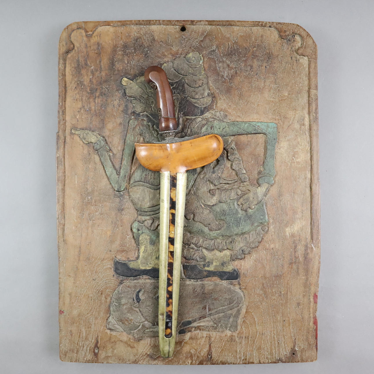Wandhalter mit eingestecktem KRIS -nach 1900 / 1.Hälfte 20.Jh.- Indonesien.