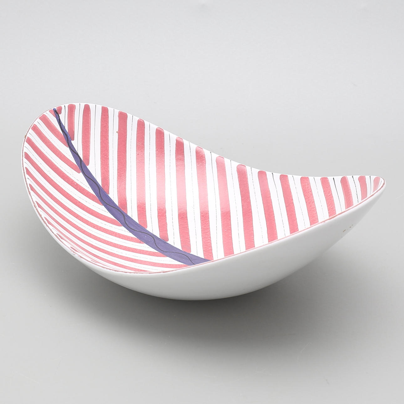 STIG LINDBERG. Skålfat, fajans, Studiohanden Gustavsberg.