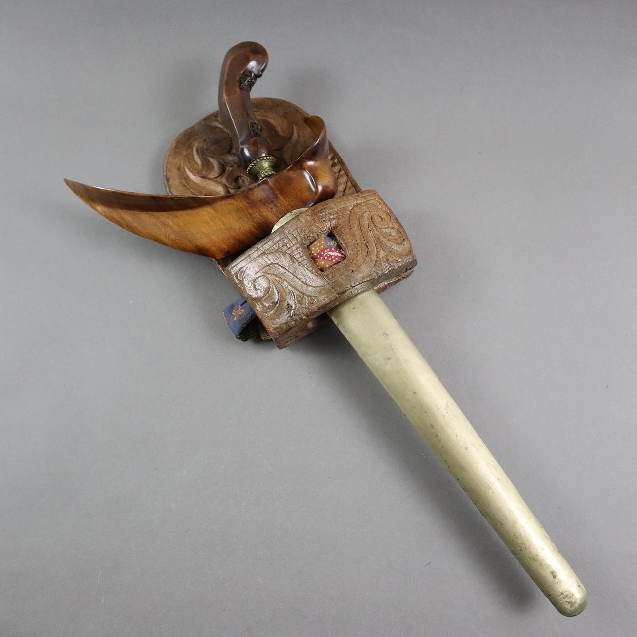 WANDHALTER MIT EINGESTECKTEM KRIS.