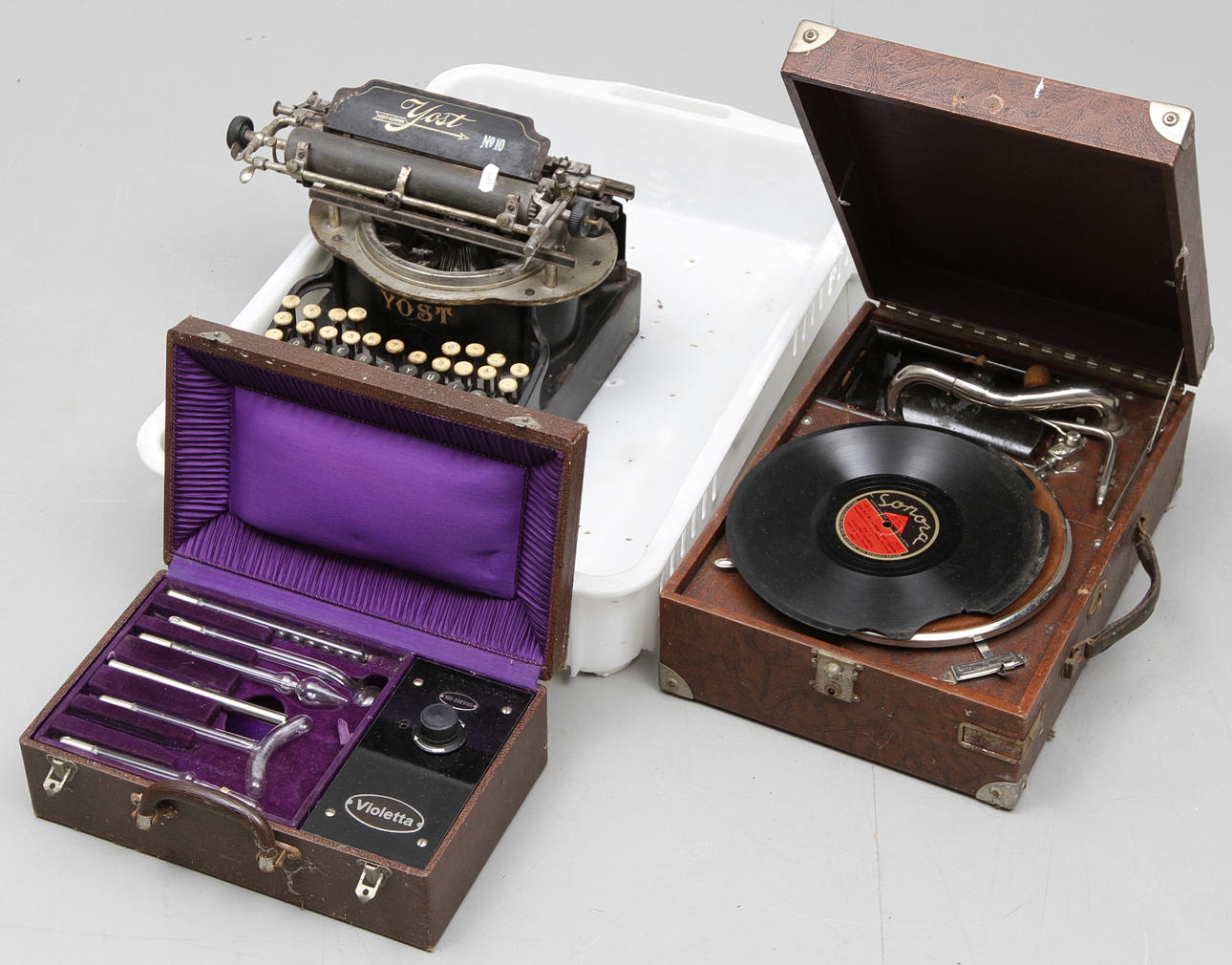 RESEGRAMMOFON,SKRIVMASKIN samt El-stimulator.