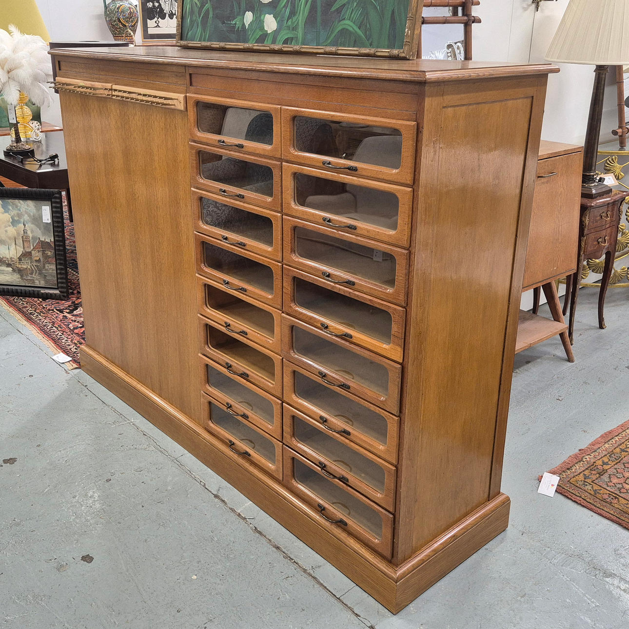 EGETRÆ OMKLÆDNINGSRUM SKAB.