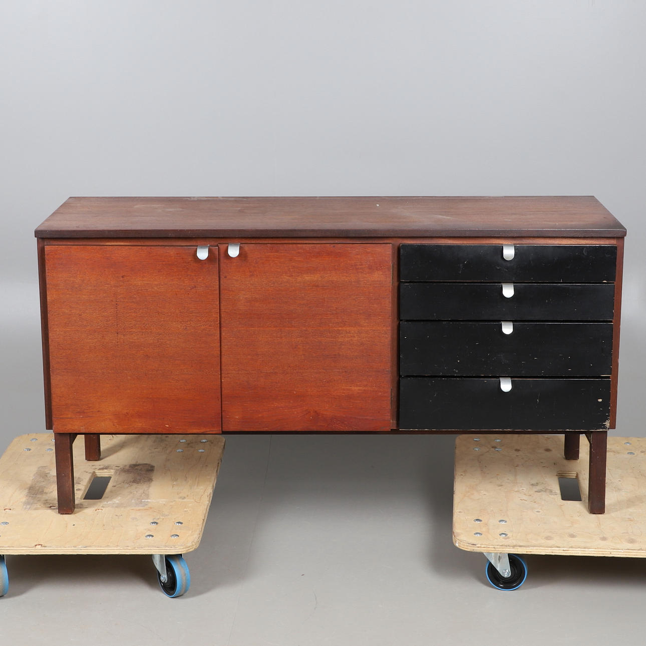 A SMALL 1970S TEAK SIDEBOARD.