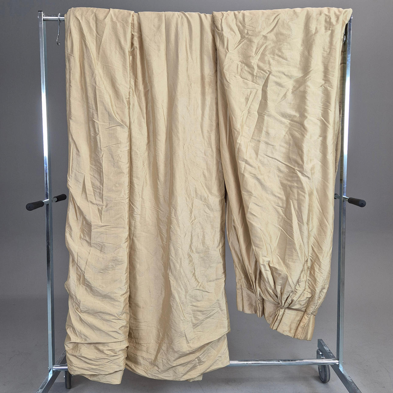 GARDINER, GULD, SILKE. (2).