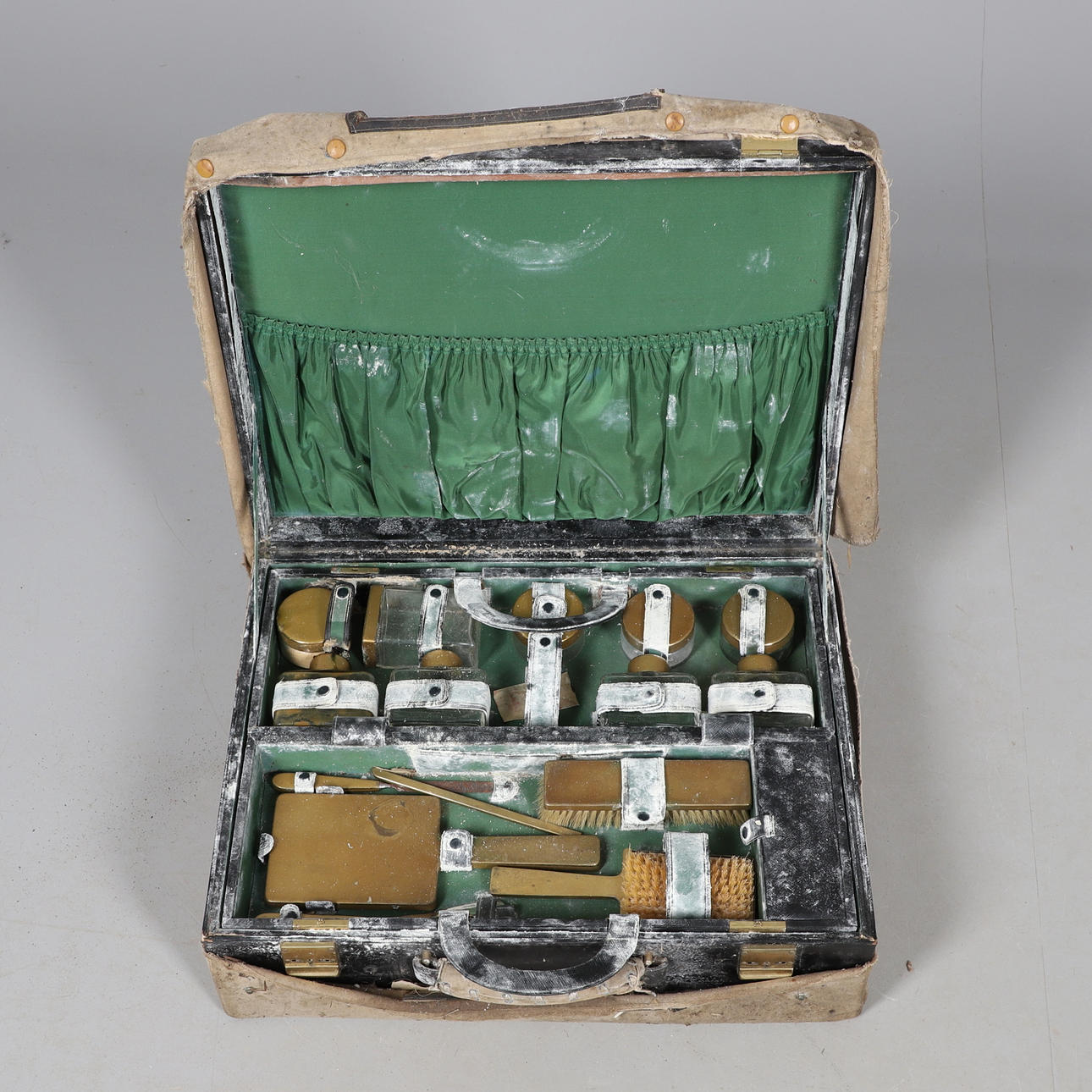 ***A VINTAGE GENTLEMANS DRESSING CASE.