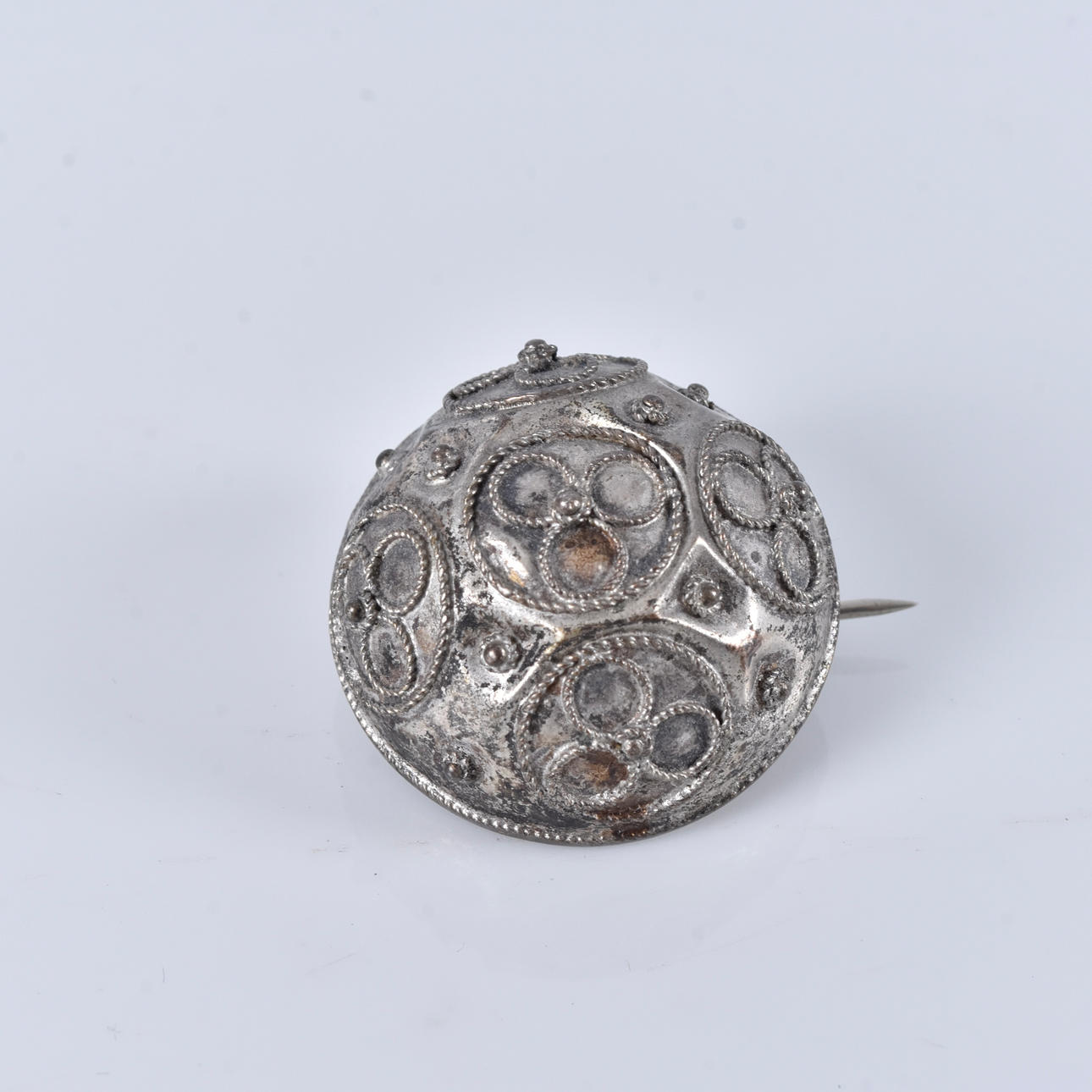 TRACHTENBROSCHE, Silber, signiert JN 1882.