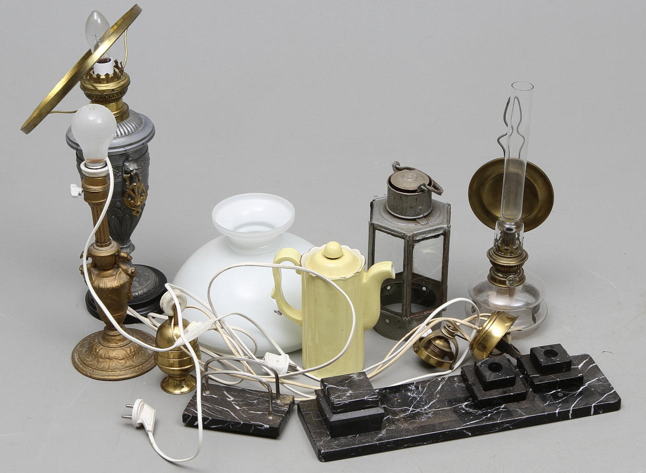 Parti lampdelar,skrivställ m.m,. 1900-talets början.