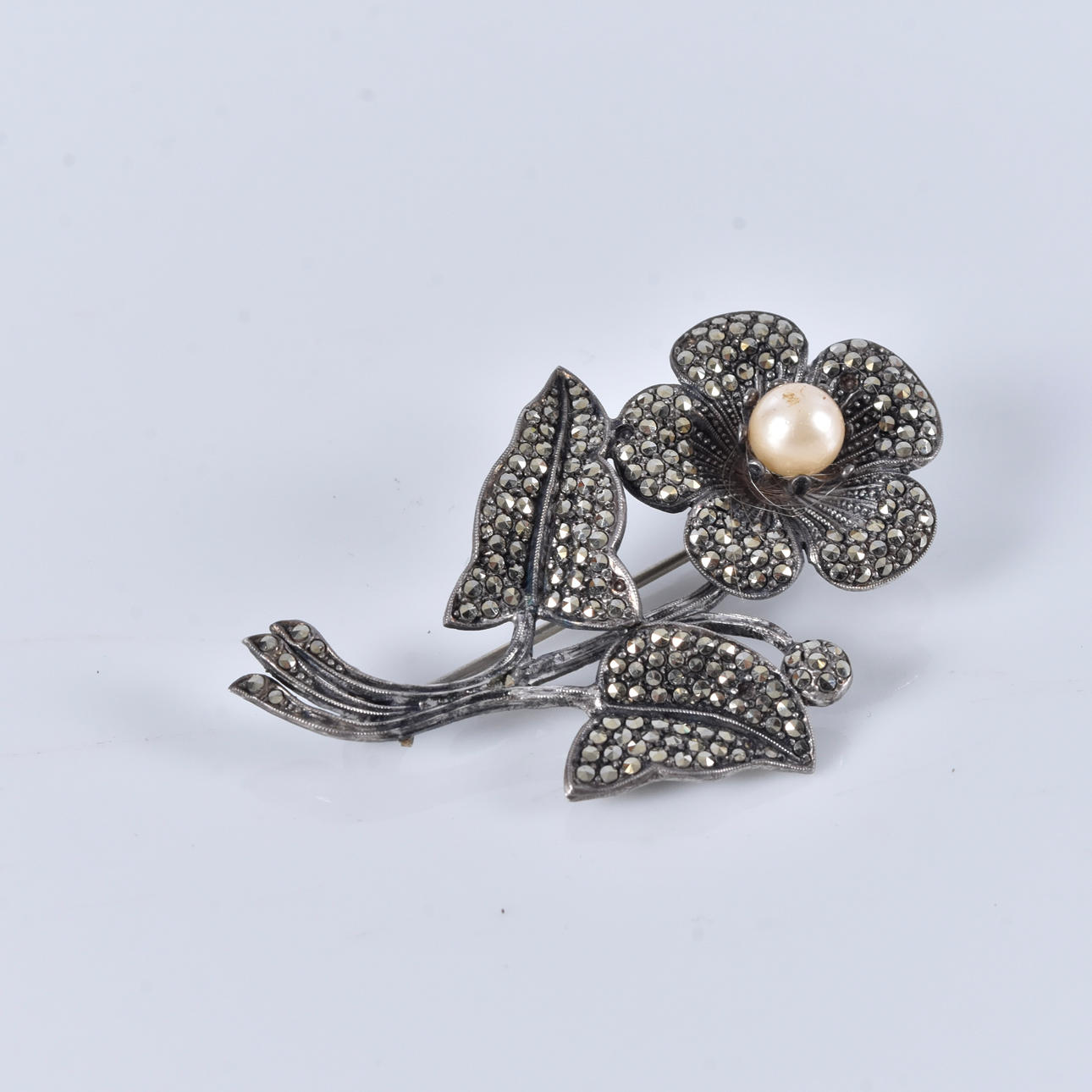 BROSCHE, mit Markasiten und Perle, Silber.