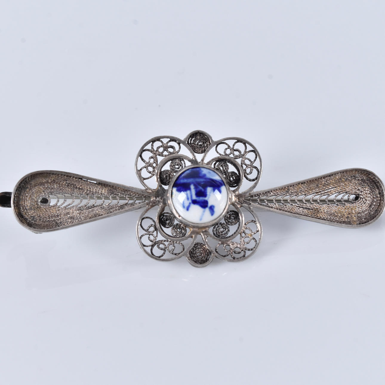 BROSCHE, emailliert und filigran, Silber.