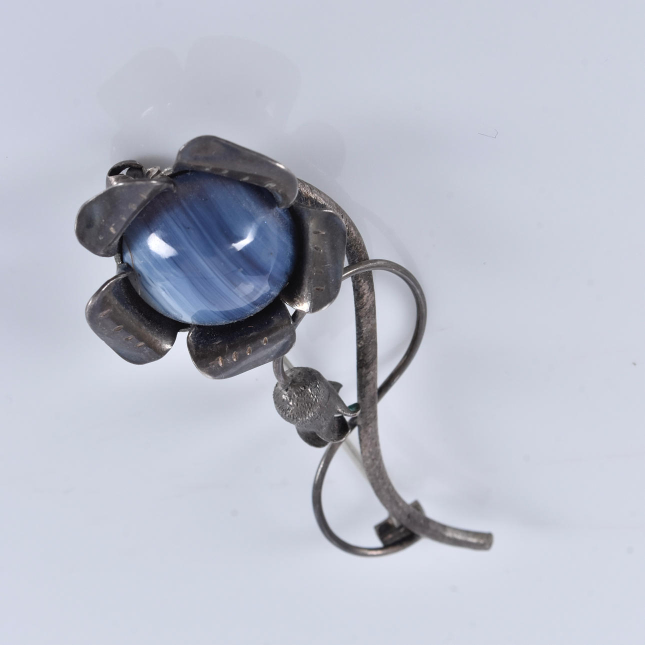 BROCHE, med chalcedon, sølv, Victor Janson Lindesberg.